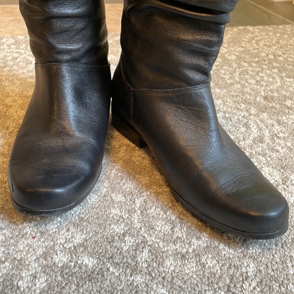 StJohns Bay women’s boots upper leather. Great condition inside and out. - Picture 2 of 12